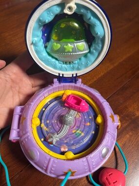 Polly Pocket Double Play Space Compact UFO Spaceship Purse Playset with 2 Dolls
